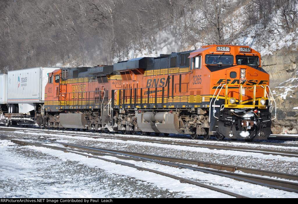 Eastbound intermodal threads its way through Hoffman